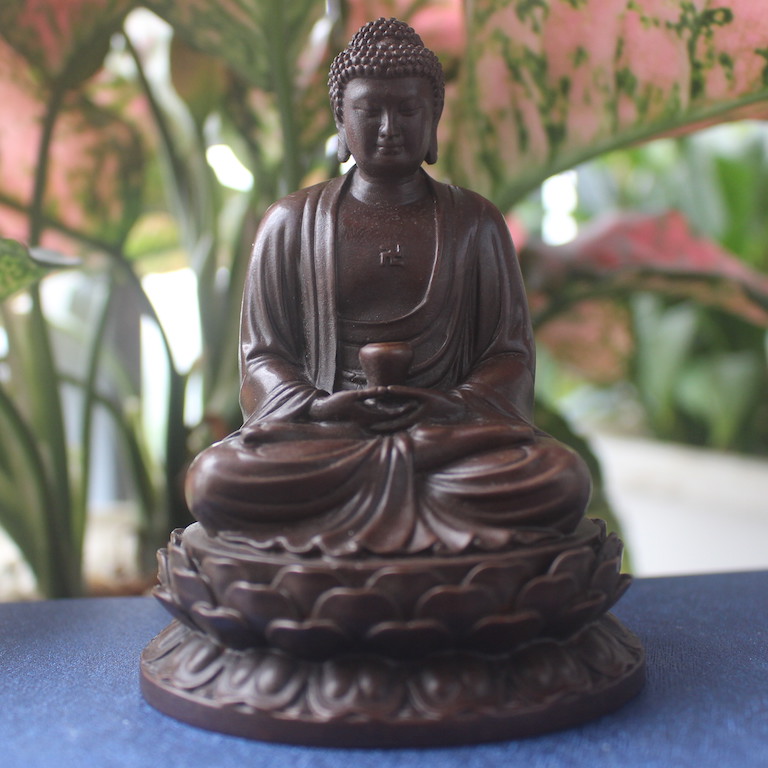 Tượng Phật A Di Đà để xe ô tô bằng đồng thau hợp tuổi tuấn và tuổi hợi