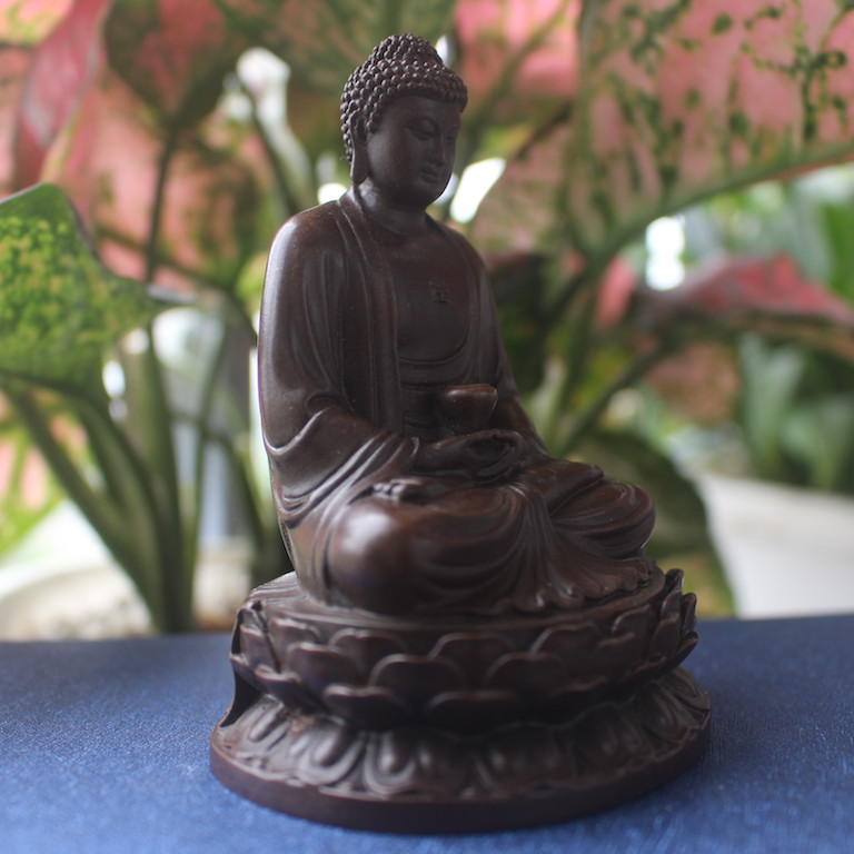 Tượng Phật A Di Đà để xe ô tô bằng đồng thau hợp tuổi hợi