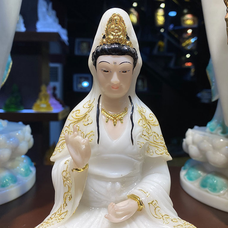 Tượng Phật Bà Quan Âm bằng bột đá vẽ chỉ vàng