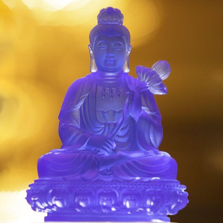 Tượng Phật Đại Thế Chí Bồ Tát để xe ô tô màu tím hợp mênh tuổi Canh Ngọ