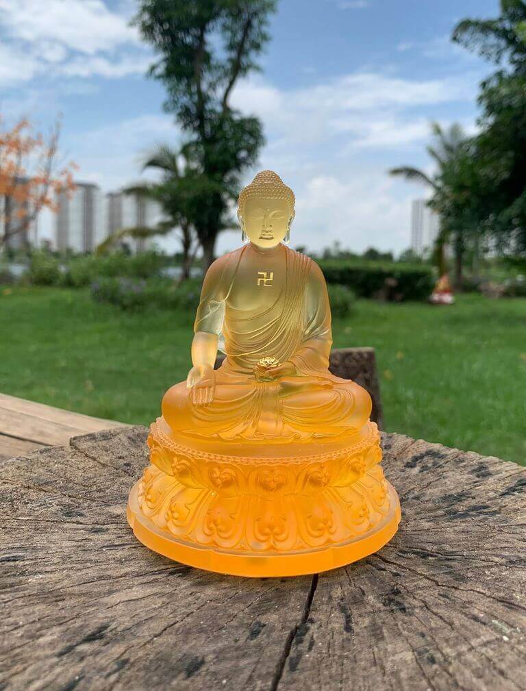 Tượng Phật A Di Đà lưu ly màu vàng với tư thế Thí Nguyện thủ ẩn đại diện cho năm đức tính kiên nhẫn