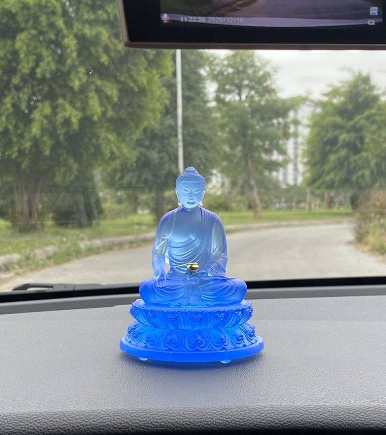 Một trong những mẫu tượng Phật để xe ô tô hợp với tuổi Đinh Sửu 1997 là tượng Phật Thích Ca
