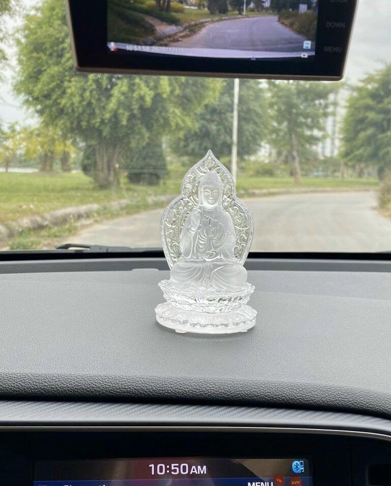 Tượng Phật màu trắng để xe ô tô sẽ mang lại nhiều bình an may mắn cho bản thân