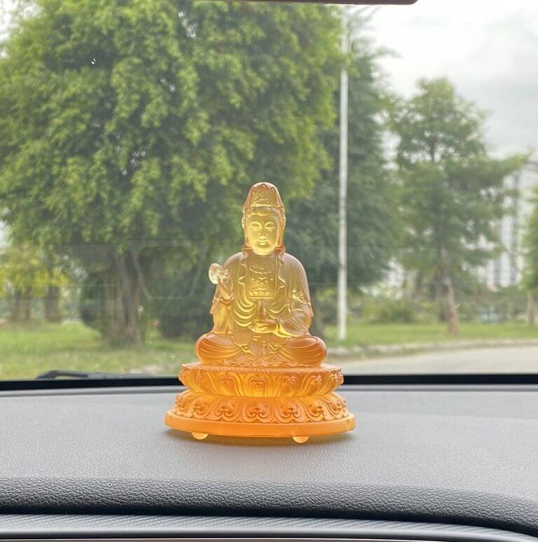 Tượng Phật Quan Âm lưu ly màu vàng có tạo hình mềm mại, sang trọng