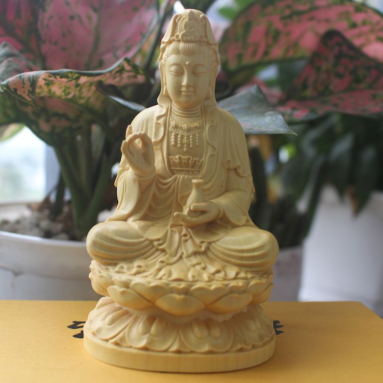 Theo dân gian, tượng Phật để xe ô tô được chế tác từ gỗ Hoàng Dương sẽ mang lại may mắn, khỏe mạnh và bình an