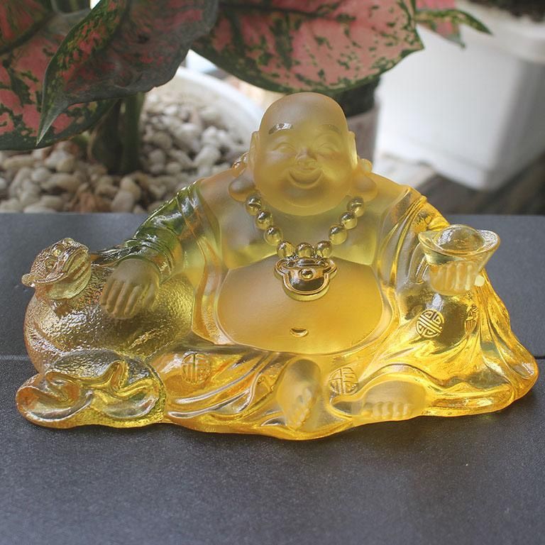 Mẫu tượng Phật Di Lặc lưu ly vàng để xe ô tô được ưa chuộng nhất hiện nay vẫn là tượng Phật Di Lặc ngồi