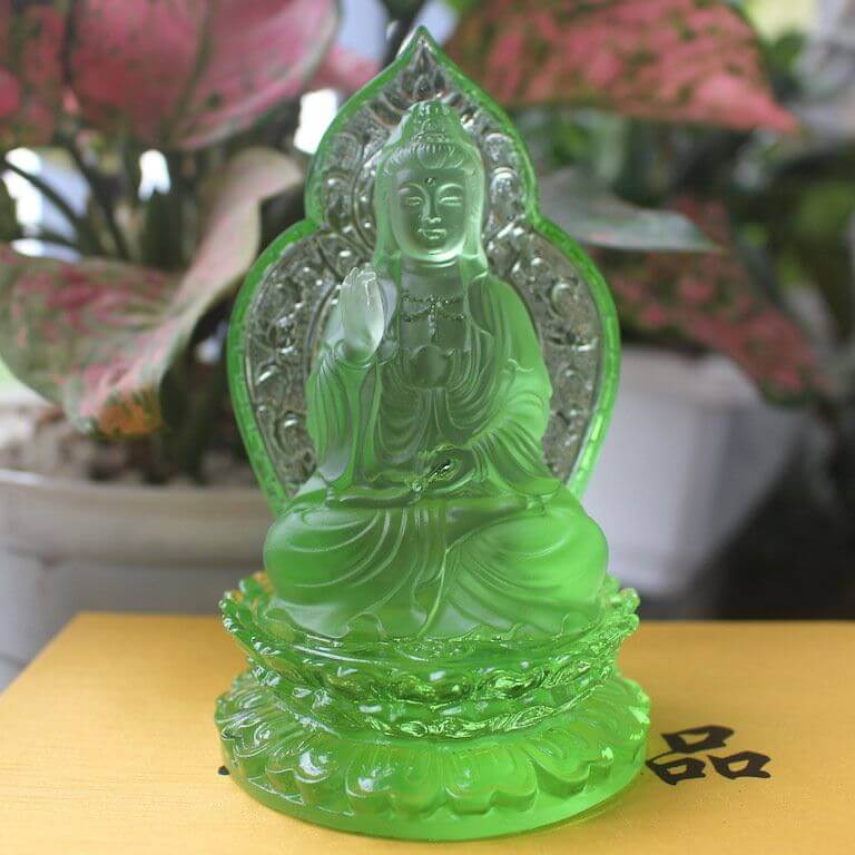 Mẫu tượng Phật Quan Âm lưu ly màu xanh lá - một trong những màu tương với mệnh tuổi Ất Hợi sinh năm 1995