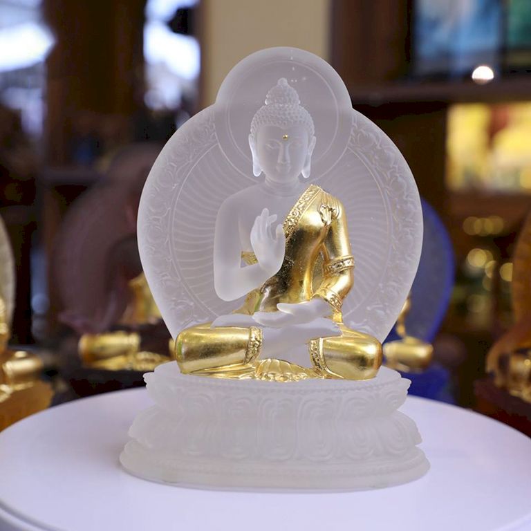 Tượng Phật Dược Sư để xe ô tô với chất liệu lưu ly dát vàng 24k
