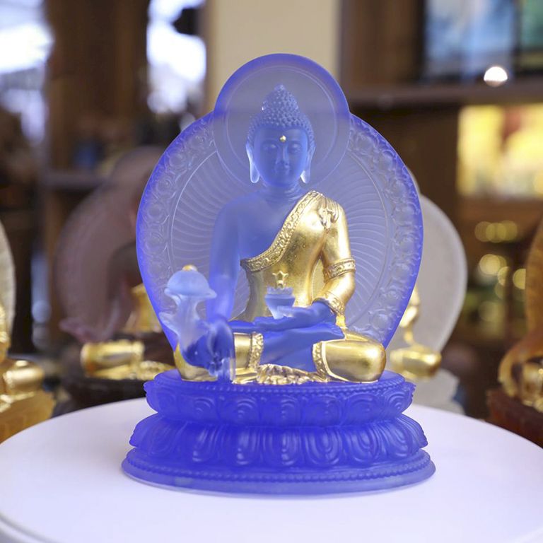 Tượng Phật Dược Sư để xe ô tô với chất liệu lưu ly dát vàng 24k