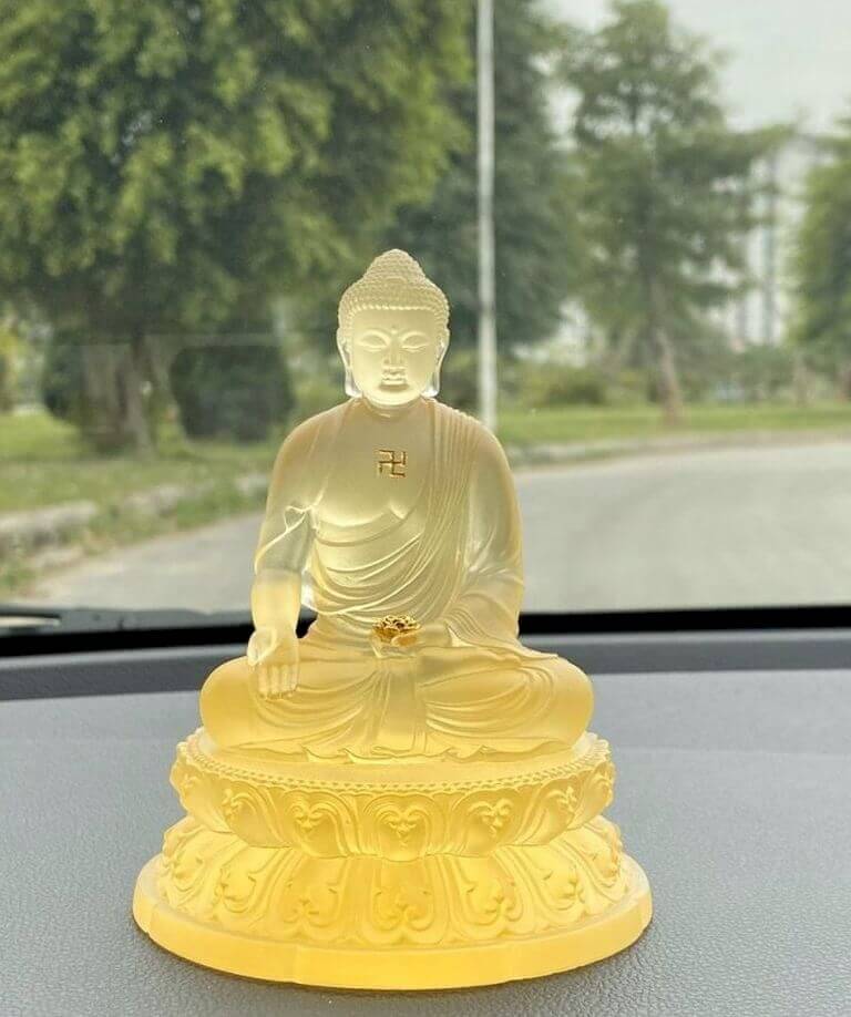Tượng Phật A Di Đà để xe ô tô chất liệu lưu ly vàng