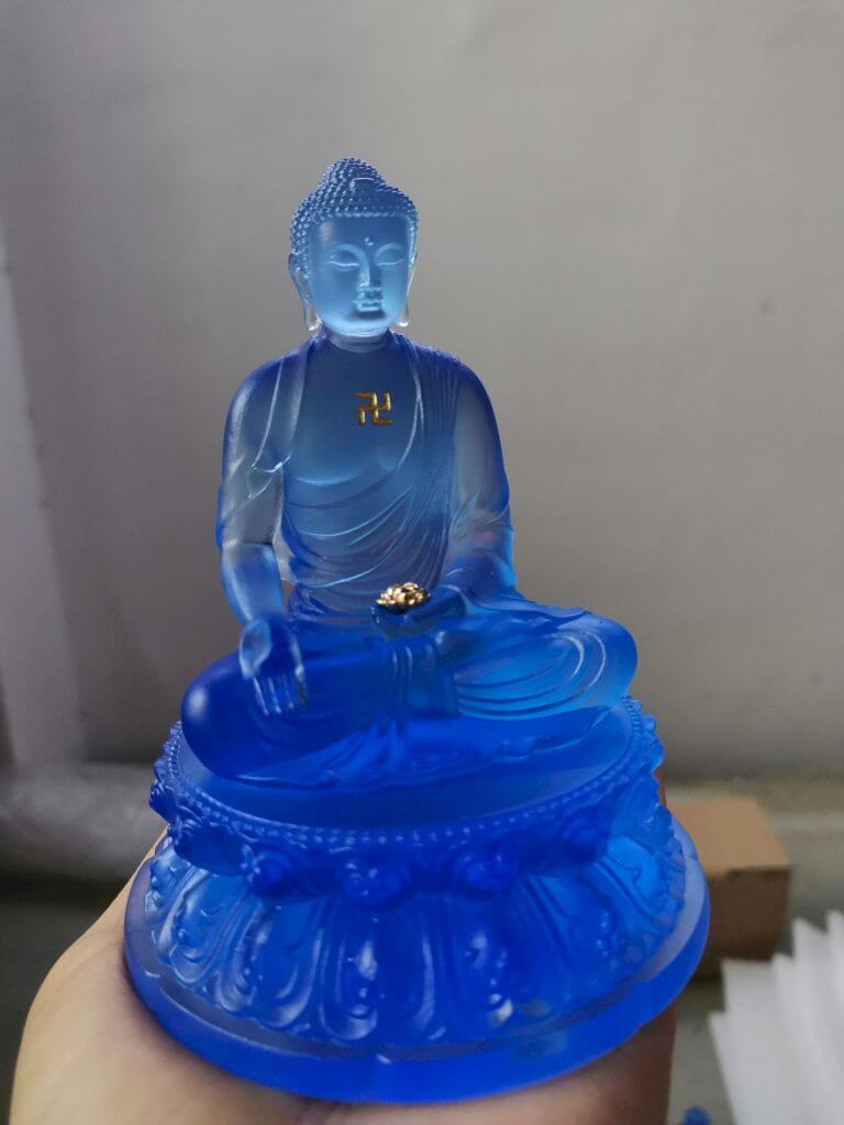Tượng Phật A Di Đà để xe ô tô chất liệu lưu ly màu xanh dương