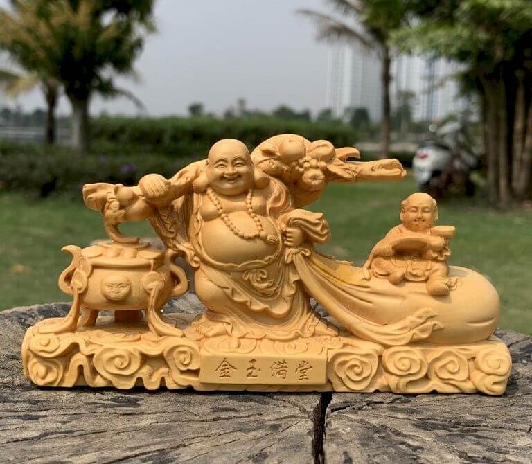 Tượng Phật Di Lặc kéo bao vàng chất liệu gỗ Hoàng Dương