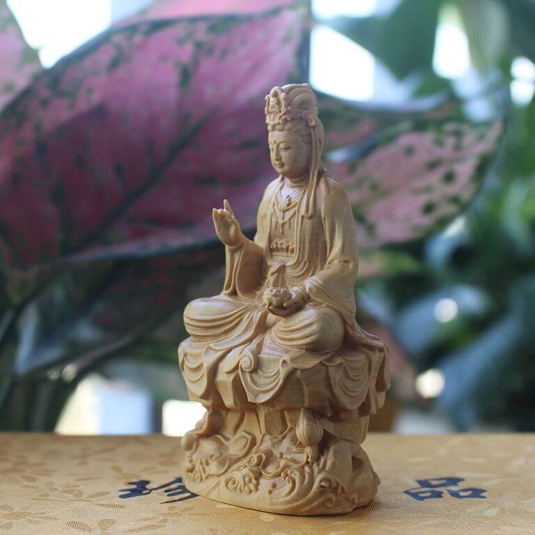 Tượng được chế tác tỉ mỉ từng chi tiết thể hiện được sự mềm mại, uyển chuyển và phong thái của Đức Phật