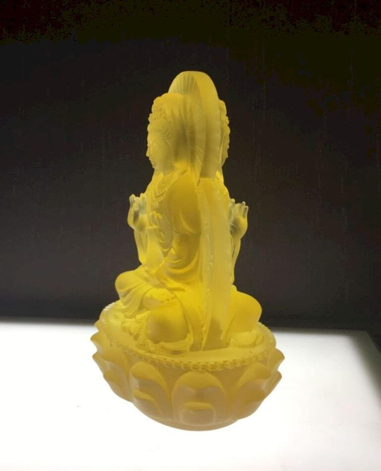 Tượng Phật Quan Âm lưu ly màu vàng mang lại may mắn bình an cho chủ xe mệnh Mộc