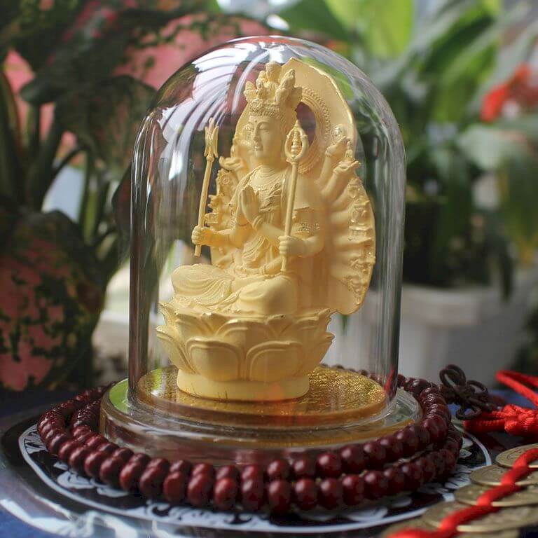 Tượng Phật Thiên Thủ Thiên Nhãn kim sa dát vàng cao cấp mang lại may mắn cho người mệnh Thổ