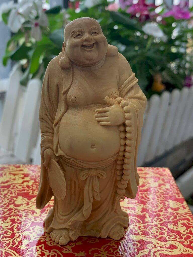 Tượng Phật Di Lặc đứng ung dung, vui vẻ
