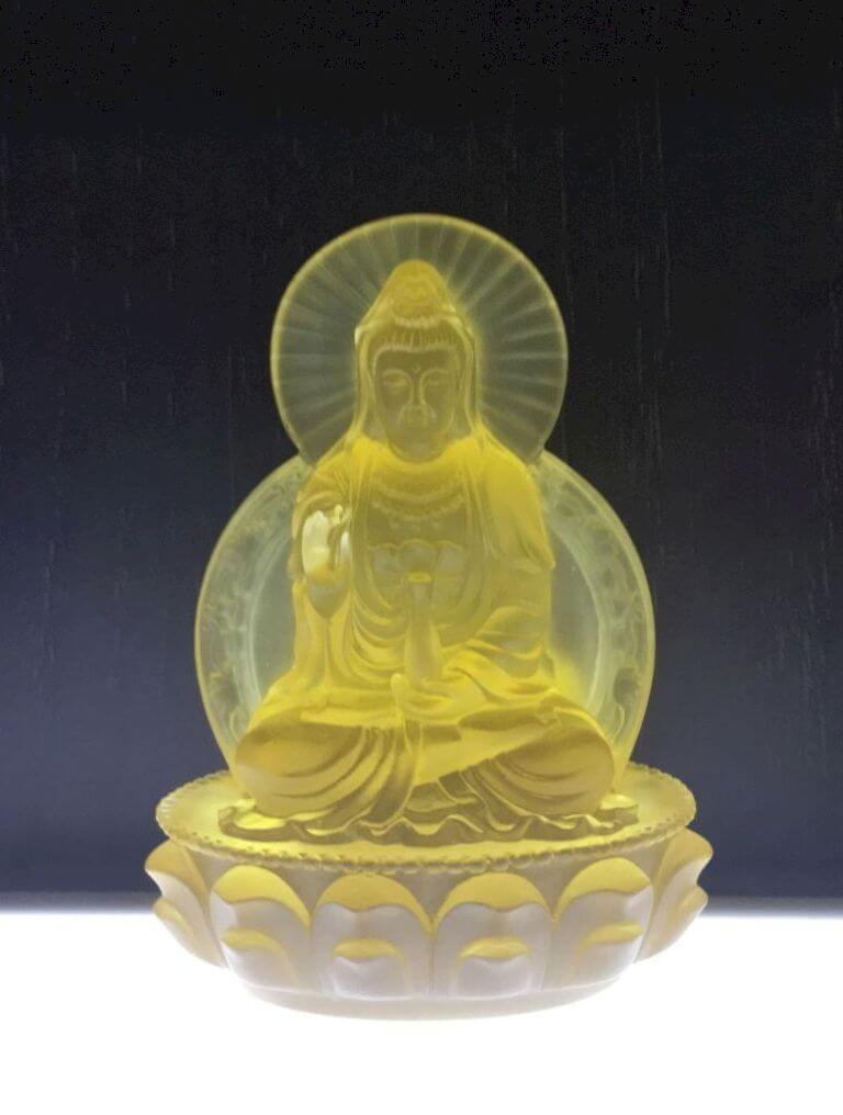 Tượng Phật Bà Quan Âm phía sau là ánh hào quang chất liệu lưu ly cao cấp màu vàng
