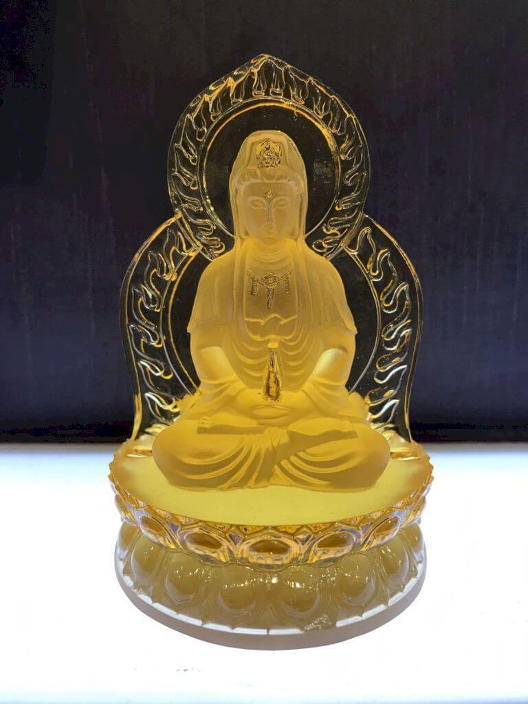 Tượng Phật Bà Quan Âm phía sau là lá bồ đề chất liệu lưu ly cao cấp màu vàng