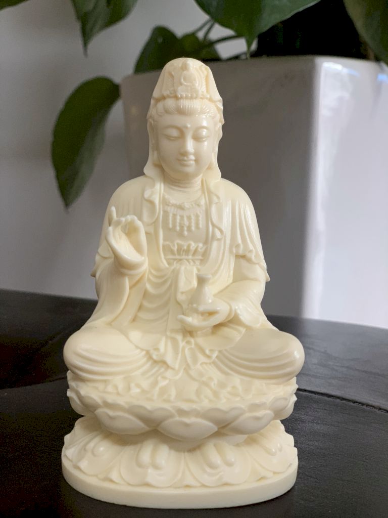 Tượng Phật Bà Quan Âm để xe ô tô chất liệu đá bột ép cao cấp