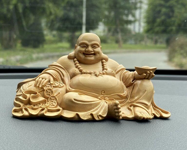 Tượng Phật Di Lặc ngồi bên bao tiềnu gỗ Hoàng Dương