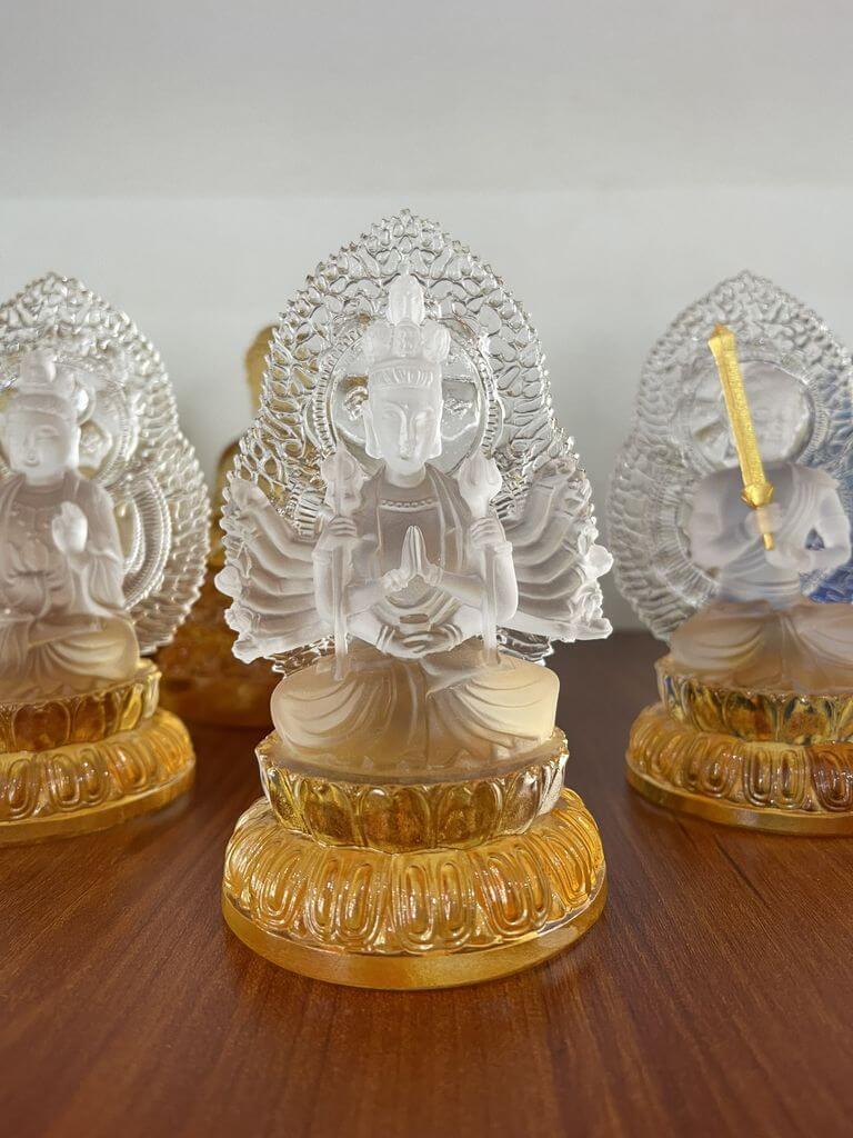 Tượng Phật Thiên Thủ Thiên Nhãn lưu ly màu trắng mang lại bình an, may mắn cho người mệnh Thổ