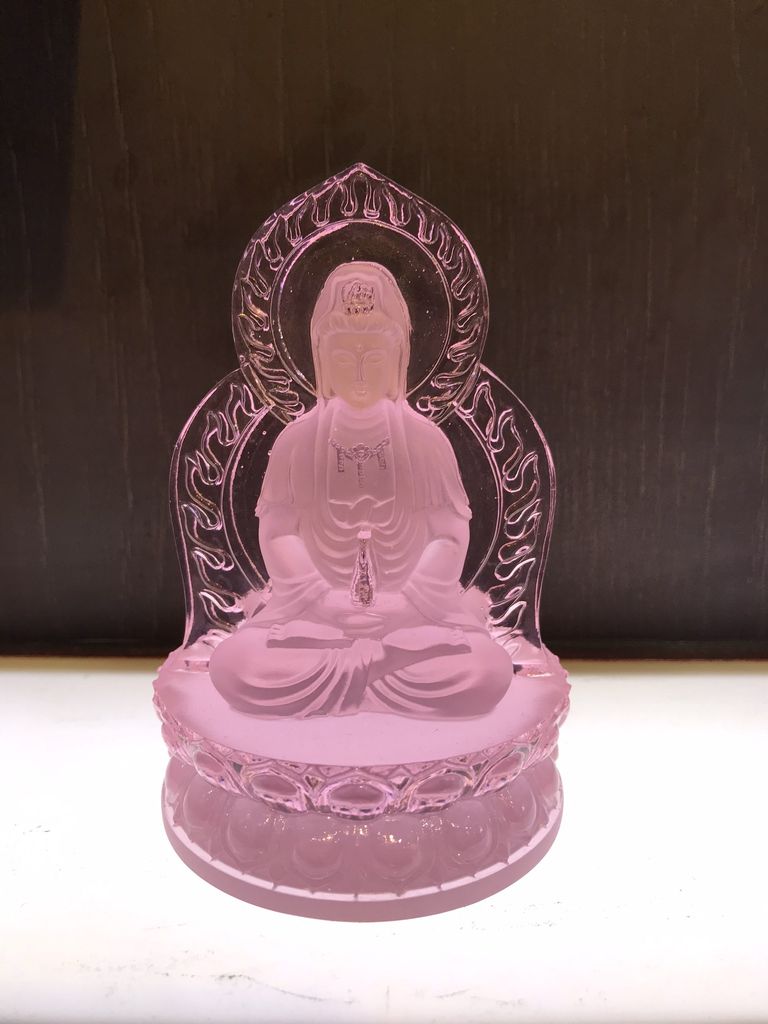 Tượng Phật Quan Âm lưu ly màu hồng tương sinh mang lại may mắn cho người mệnh Thổ