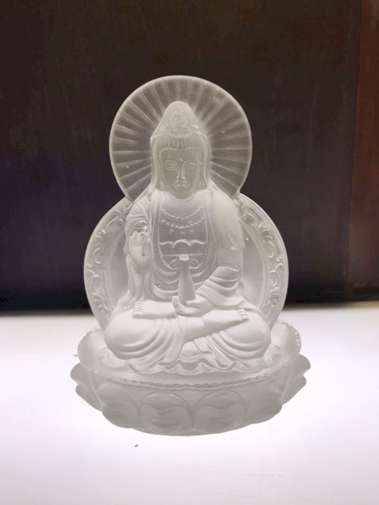 Tượng Phật Quan Âm lưu ly màu trắng phía sau là ánh hào quang