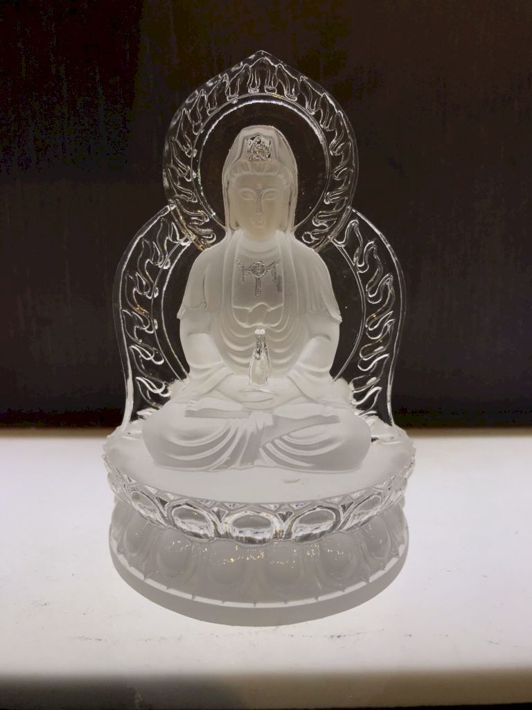 Tượng Phật Quan Âm lưu ly màu trắng phía sau là lá bồ đề