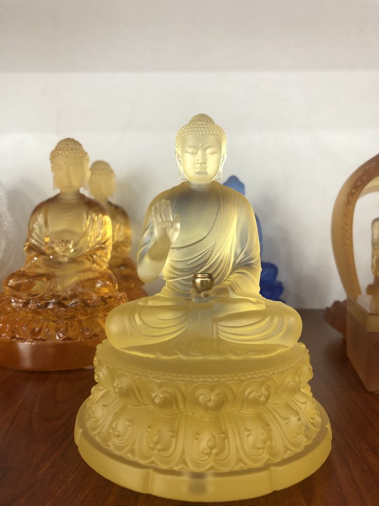 Mẫu tượng Phật Thích Ca Mô Ni để xe ô tô lưu ly cao cấp màu vàng