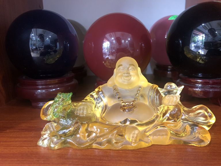 Tượng Phật Di Lặc để bàn làm việc với ý nghĩa chiêu tài, mang đến may mắn