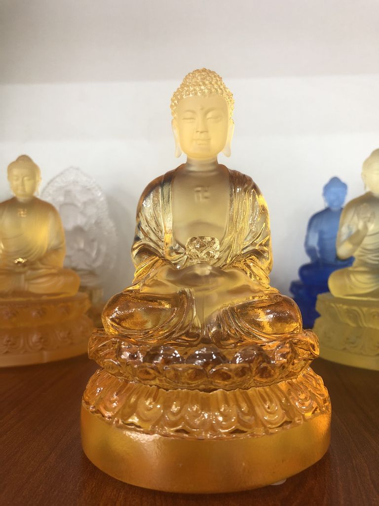 Tượng Phật A Di Đà chất liệu lưu ly màu vàng