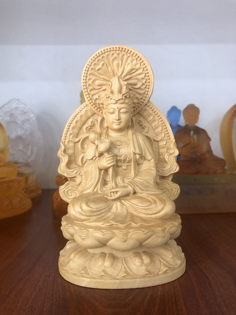 Tượng Phật Đại Thế Chí Bồ Tát để xe ô tô mang lại bình an trên mọi chặng đường
