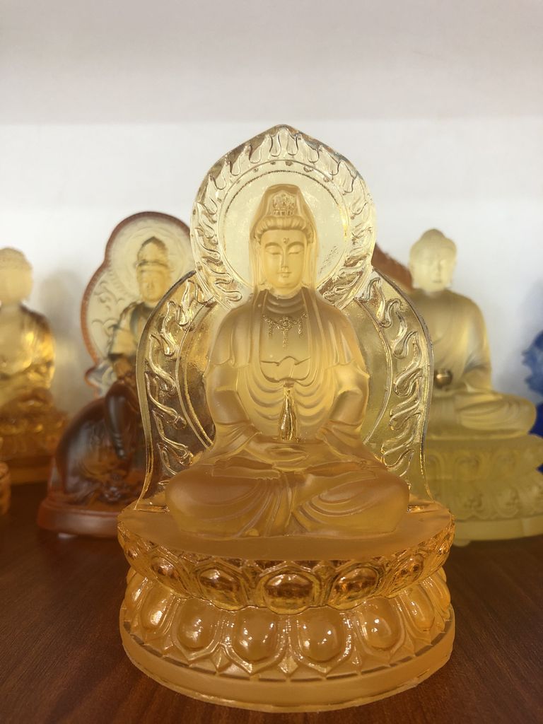 Tượng Phật Quan Âm phía sau là lá bồ đề với ý nghĩa may mắn bình an 