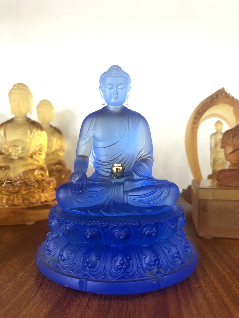 Tượng Phật Thích Ca Mô Ni chất liệu lưu ly cao cấp