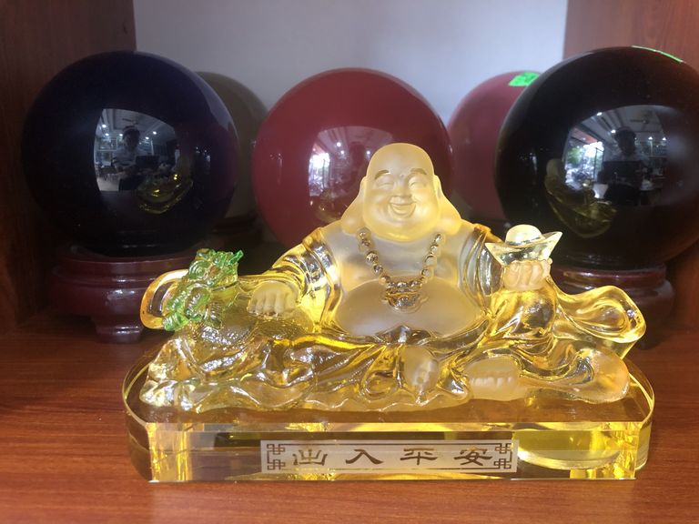 Tượng Phật Di Lặc ngồi bên bao tiền chất liệu lưu ly cao cấp