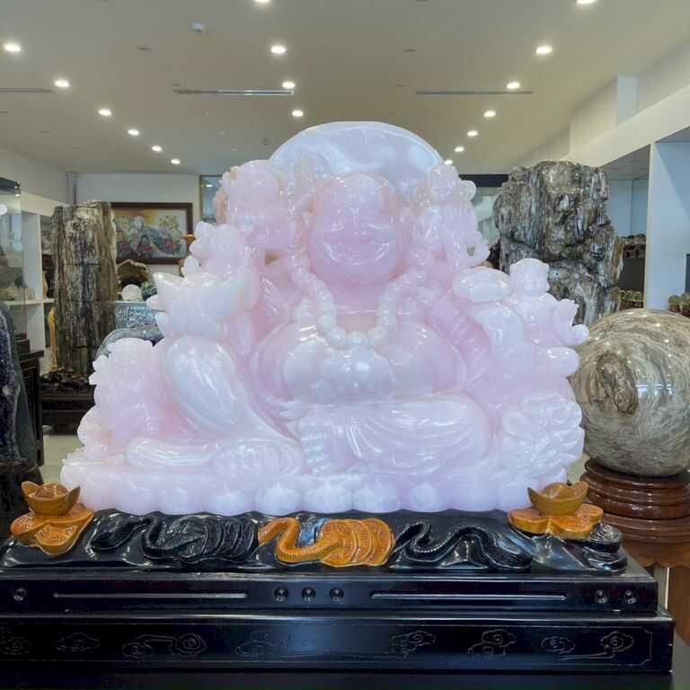 Mẫu tượng Phật được nhiều người lựa chọn đặt bàn làm việc với mong muốn công việc sẽ được suôn sẻ