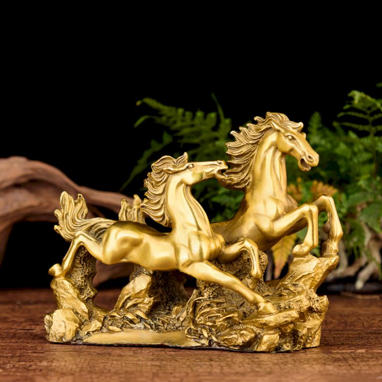 Tượng ngựa với hình tượng phóng khoáng, dũng mãnh tượng trung cho người lãnh đạo kiên cường, cứng cáp